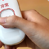 非常ボタンを押す手元