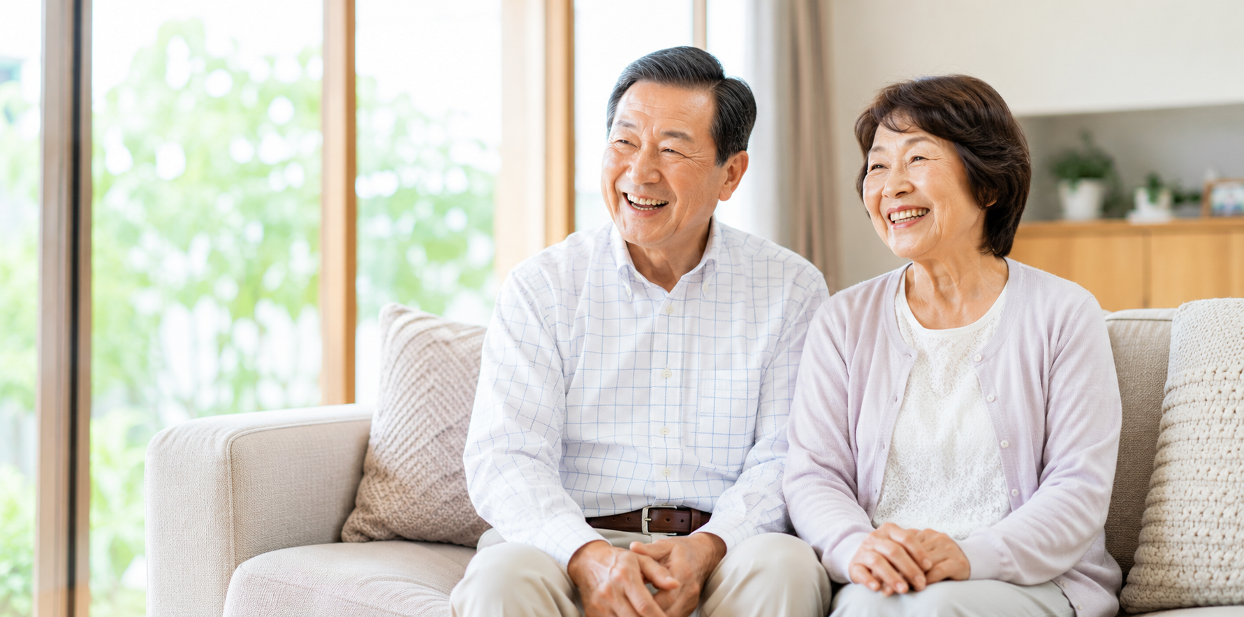 笑顔で過ごす高齢のご夫婦